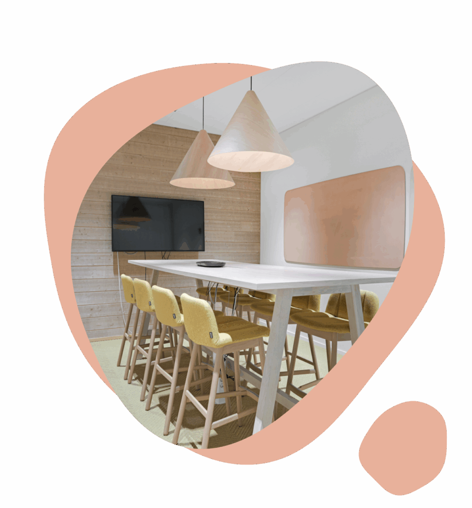 Referenssitoimiston leikkisä kokoushuone, jossa korkea pöytä.